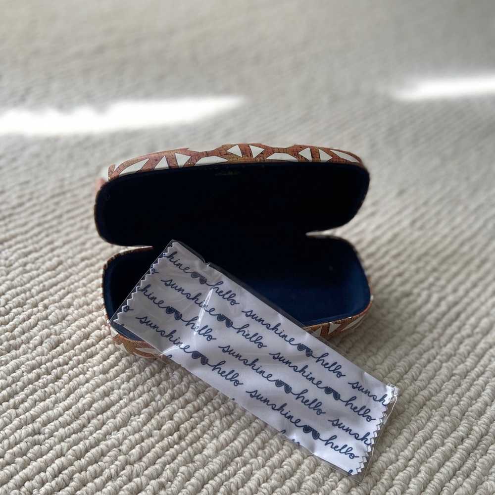 Stella & Dot glasses case with cleaning cloth.